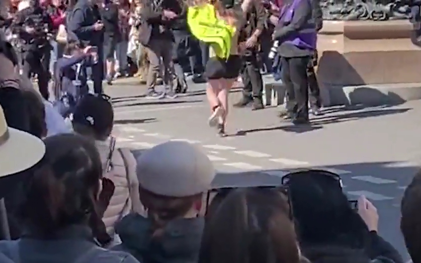 Video: Cảnh sát Anh bắt giữ người phụ nữ để ngực trần trong lễ tang Hoàng thân Philip